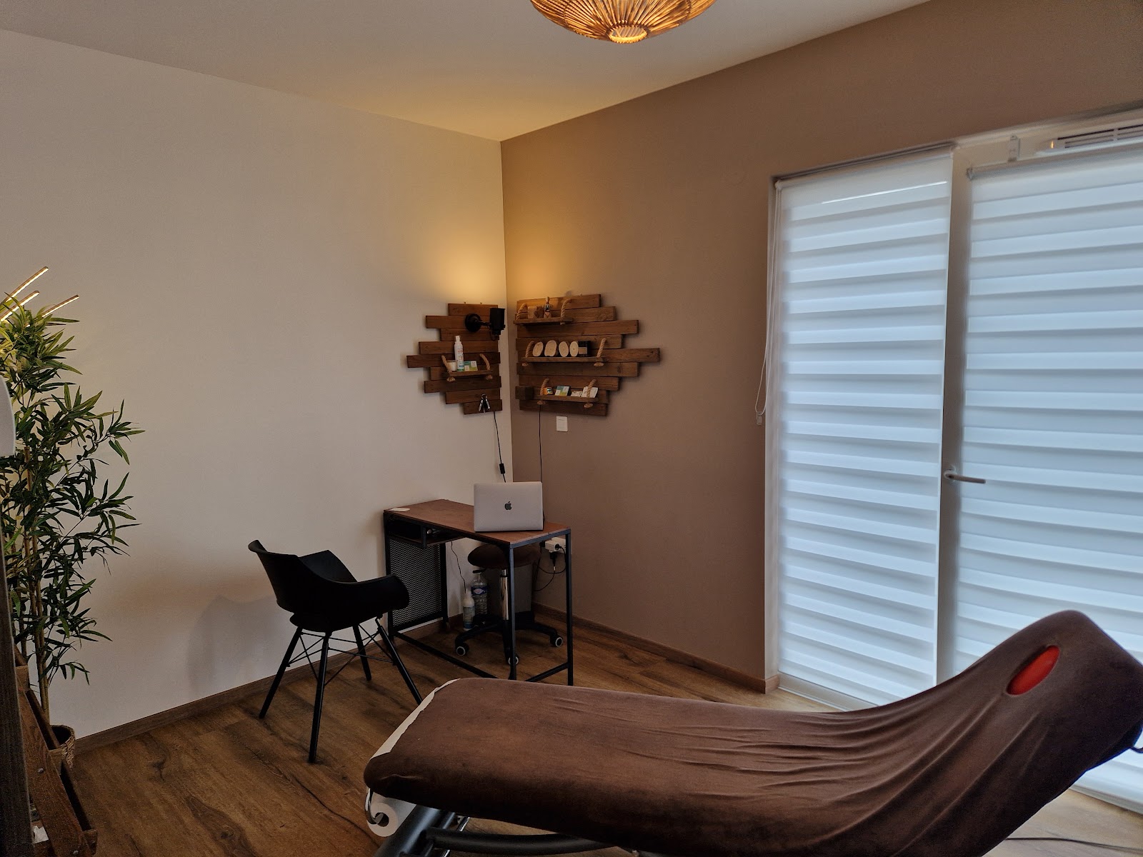 salle de soin avec table de massage et bureau et chaise