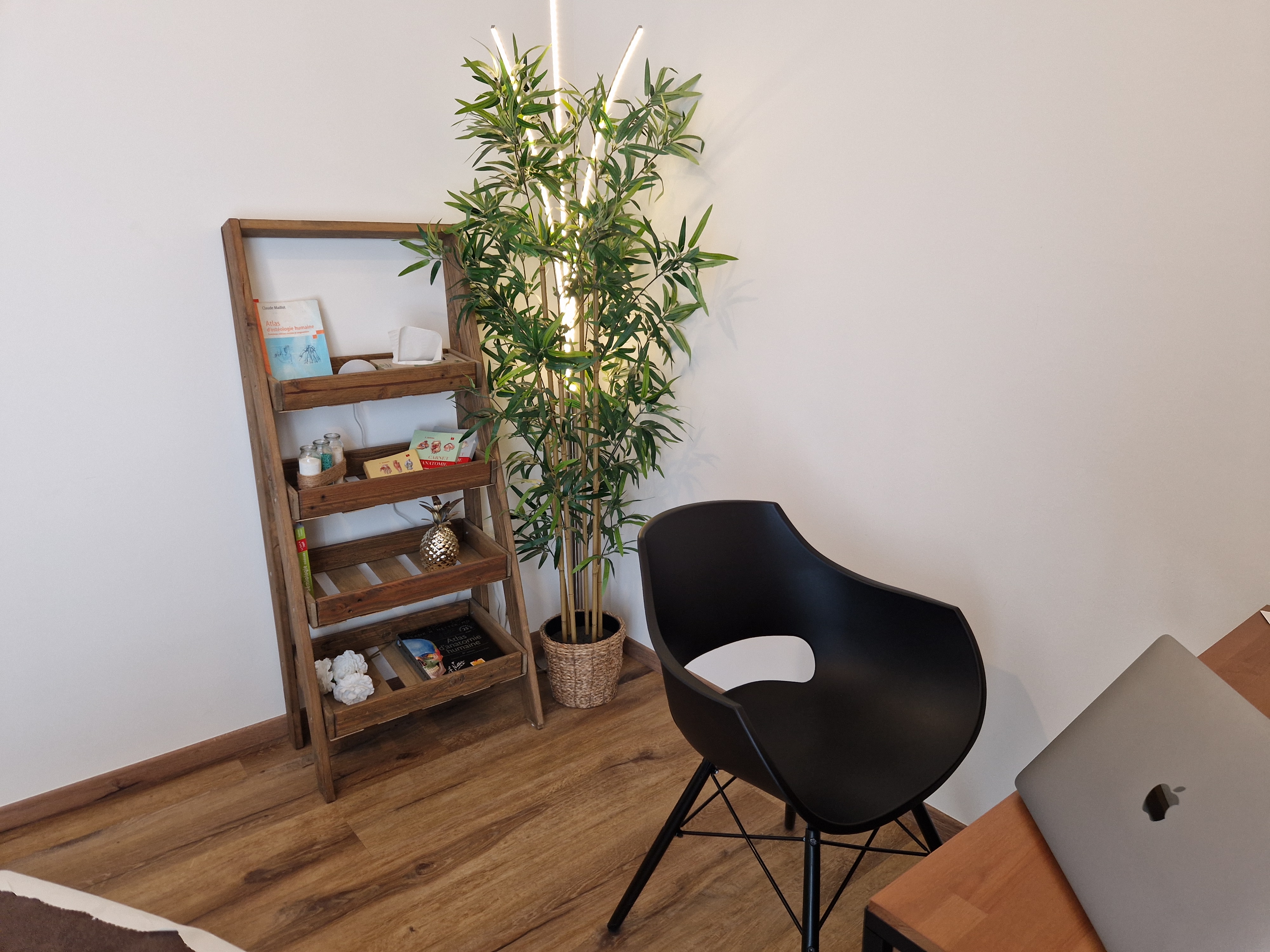 salle de soin avec chaise et décoration